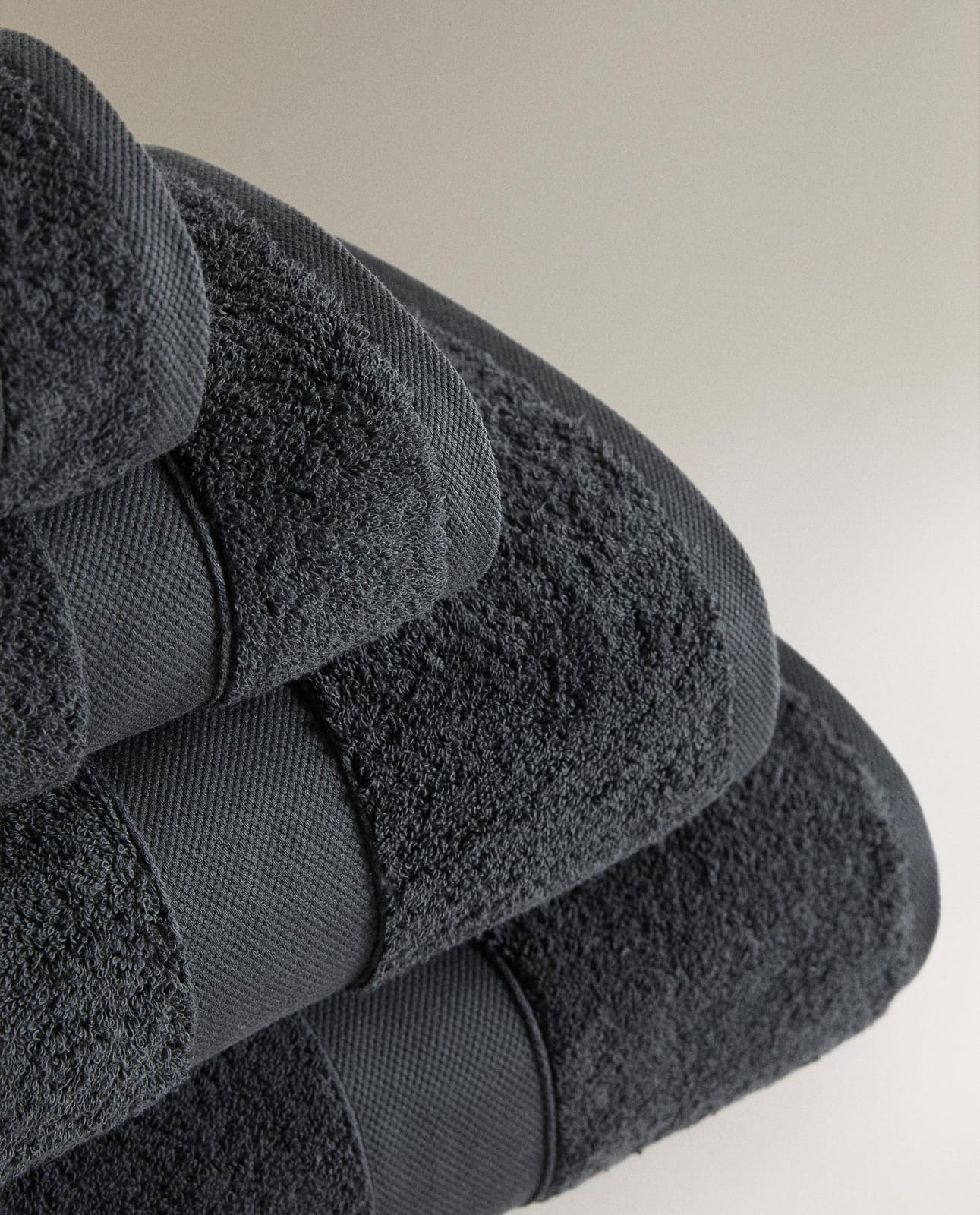 ZARA HOME ПРЕМИУМ БАННОЕ ПОЛОТЕНЦЕ ИЗ ХЛОПКА (600 Г/М²) ракурс 4