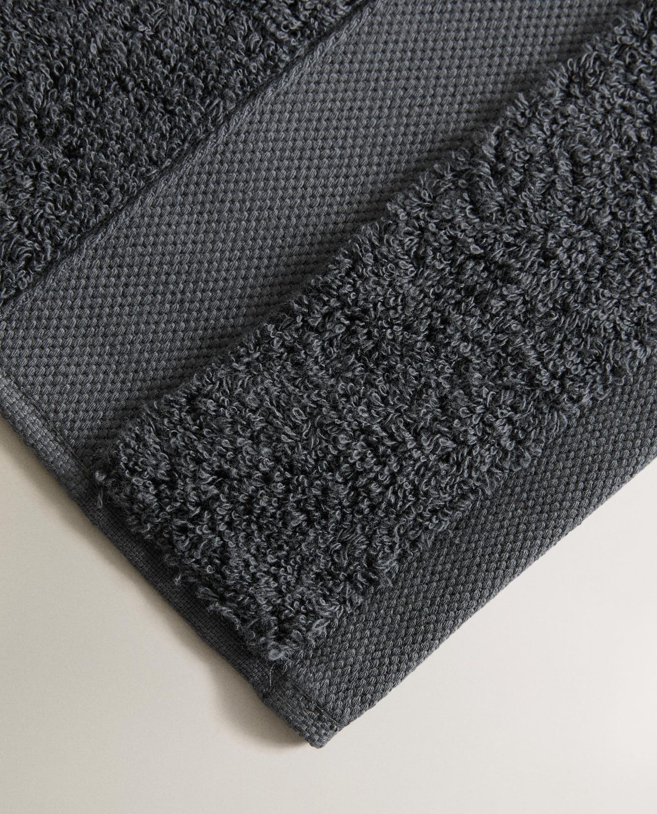 ZARA HOME ПРЕМИУМ БАННОЕ ПОЛОТЕНЦЕ ИЗ ХЛОПКА (600 Г/М²) ракурс 7