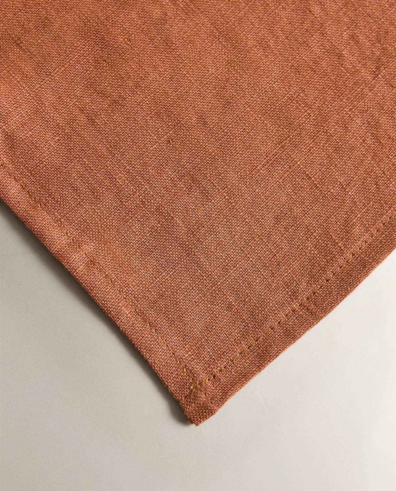 ZARA HOME КОМПЛЕКТ САЛФЕТОК ИЗ ЛЬНА С ЭФФЕКТОМ СТИРКИ (2 ШТ.) ракурс 5