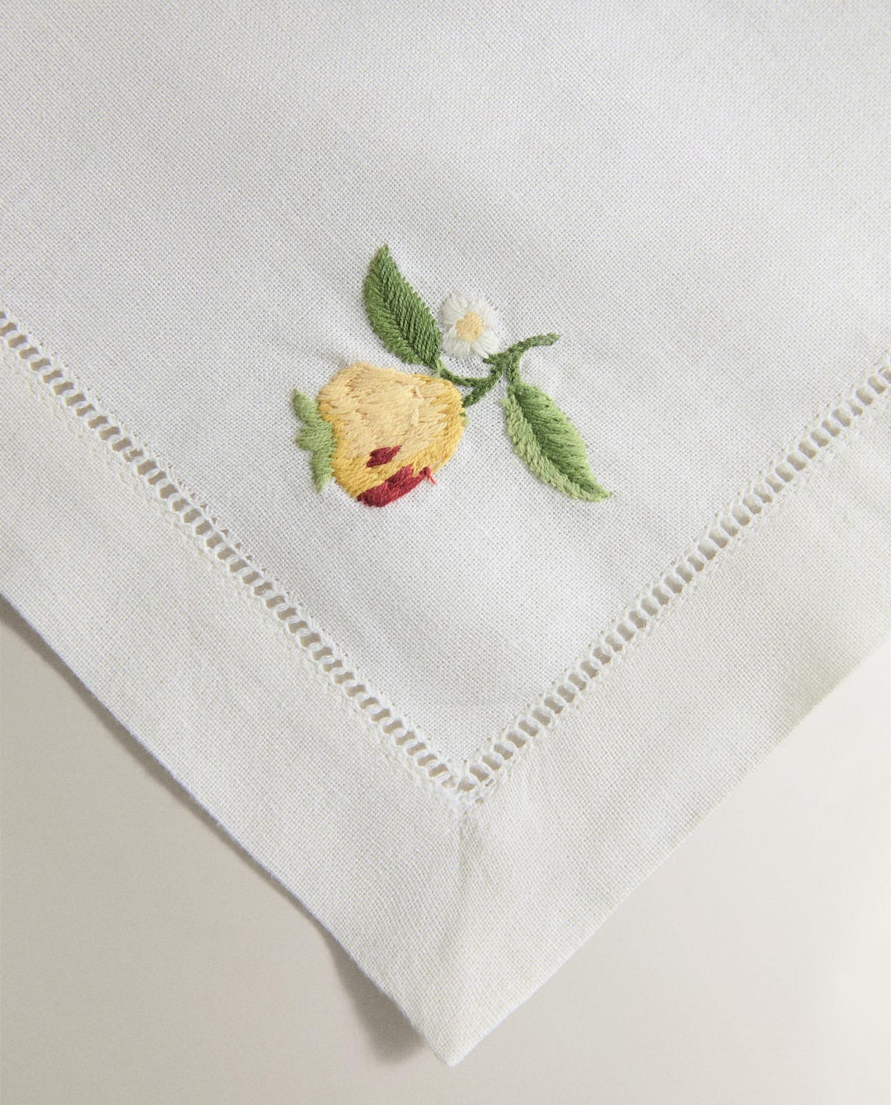 ZARA HOME САЛФЕТКИ С ВЫШИВКОЙ ФРУКТОВ (КОМПЛЕКТ 2 ШТ.) ракурс 5