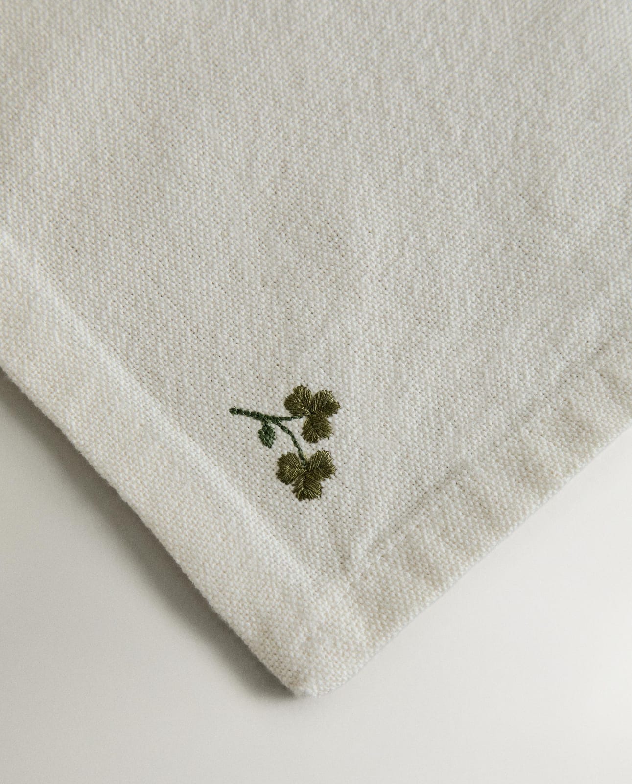 ZARA HOME САЛФЕТКИ С ВЫШИВКОЙ В КЛЕВЕР И РОМАШКУ (КОМПЛЕКТ 2 ШТ.) ракурс 7