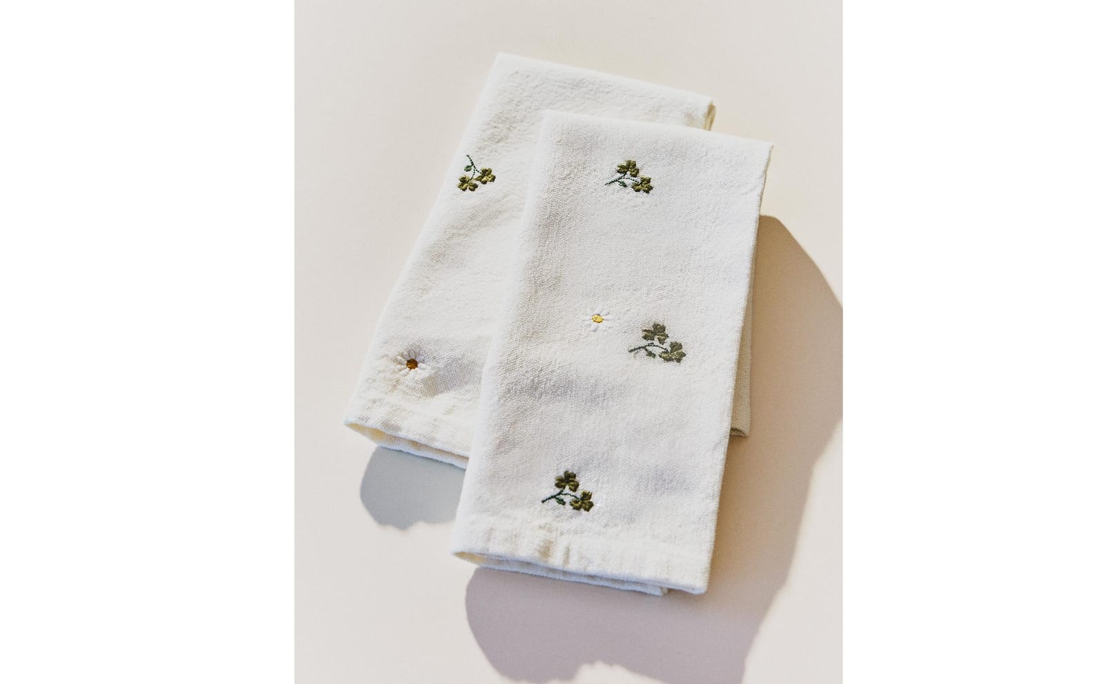 ZARA HOME САЛФЕТКИ С ВЫШИВКОЙ В КЛЕВЕР И РОМАШКУ (КОМПЛЕКТ 2 ШТ.) ракурс 4