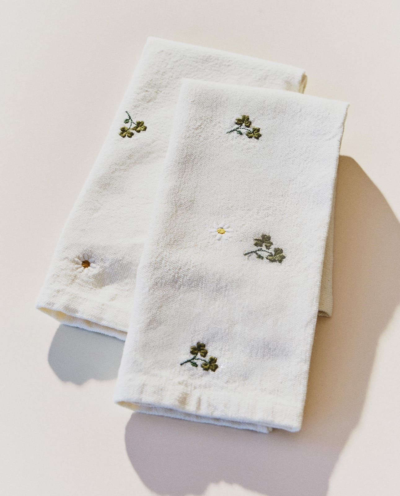 ZARA HOME САЛФЕТКИ С ВЫШИВКОЙ В КЛЕВЕР И РОМАШКУ (КОМПЛЕКТ 2 ШТ.) ракурс 2