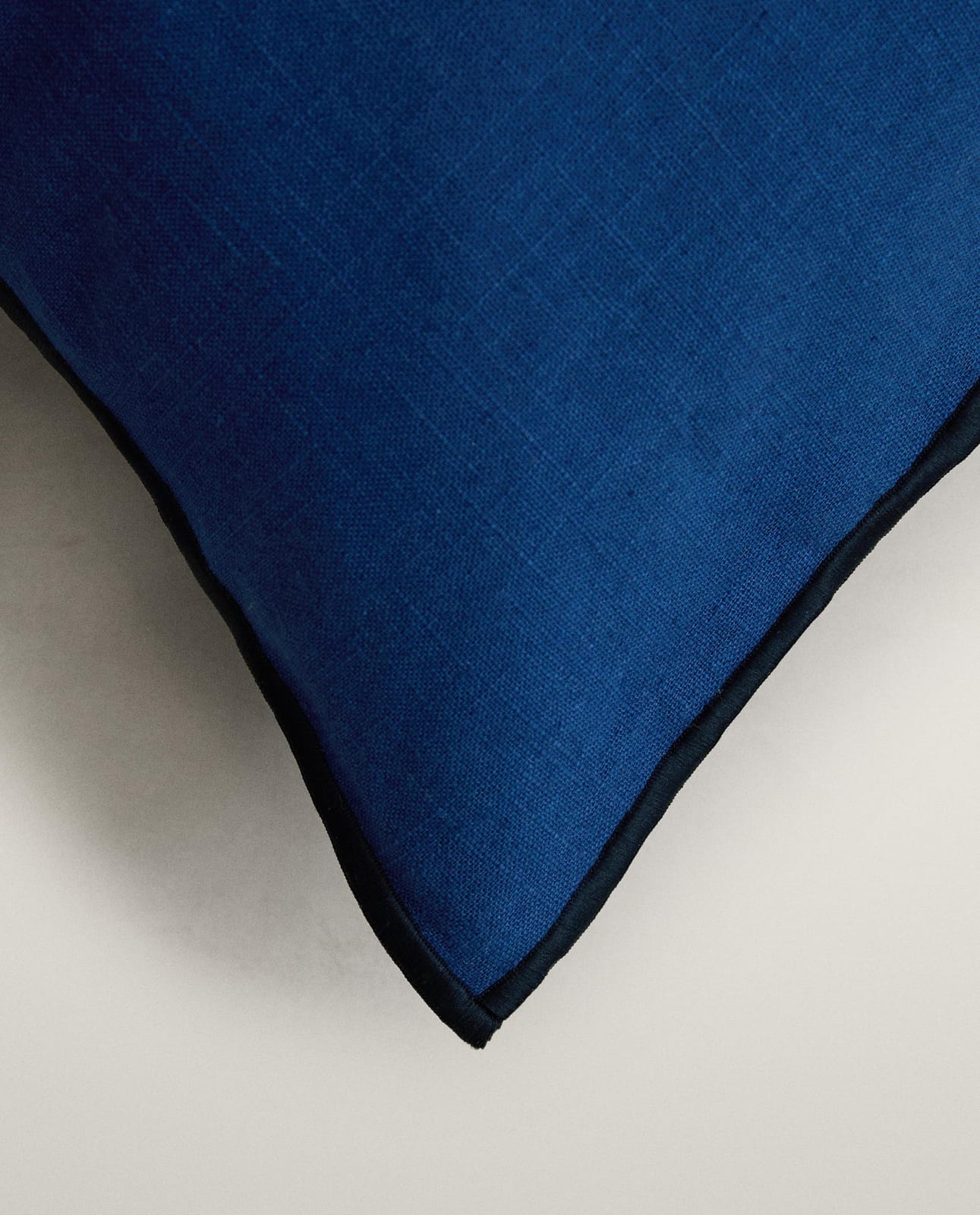ZARA HOME НАВОЛОЧКА ДЛЯ ДЕКОРАТИВНОЙ ПОДУШКИ OVERLOCK ракурс 6