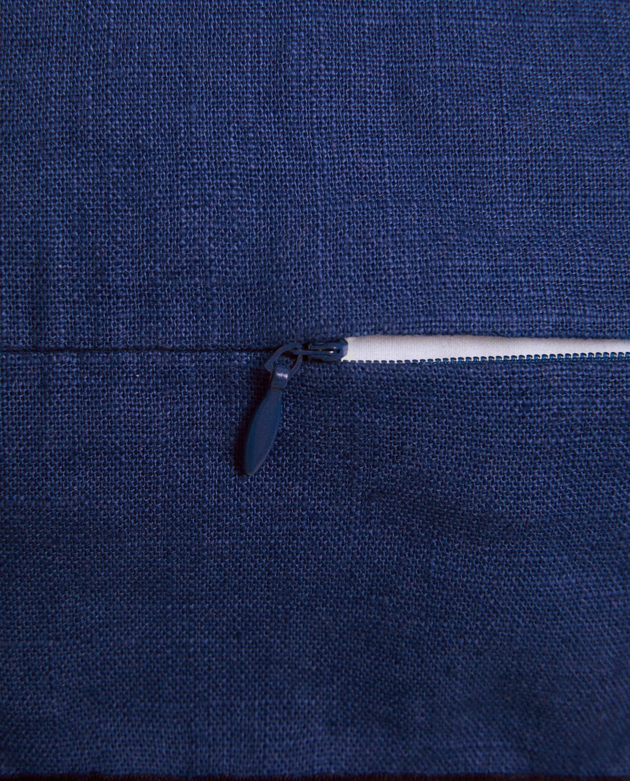ZARA HOME НАВОЛОЧКА ДЛЯ ДЕКОРАТИВНОЙ ПОДУШКИ OVERLOCK ракурс 4