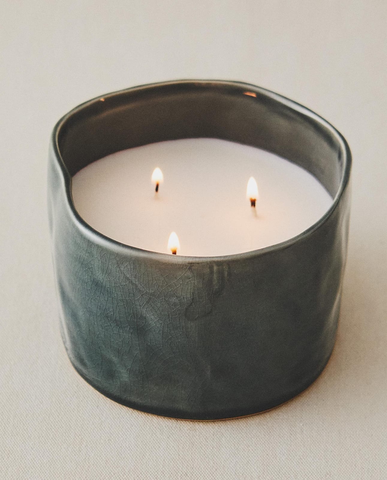 ZARA HOME (150 G) АРОМАТИЧЕСКАЯ СВЕЧА VIBRANT ROSE ракурс 2