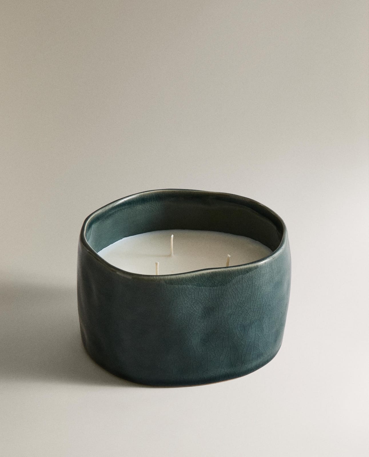 ZARA HOME (150 G) АРОМАТИЧЕСКАЯ СВЕЧА VIBRANT ROSE ракурс 3