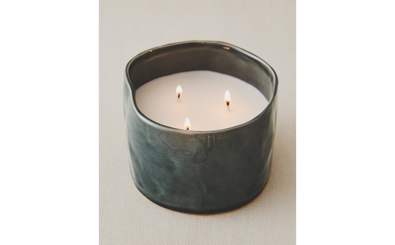 ZARA HOME (150 G) АРОМАТИЧЕСКАЯ СВЕЧА VIBRANT ROSE ракурс 6