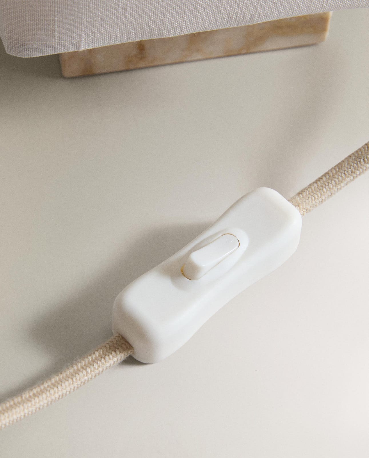 ZARA HOME НАСТОЛЬНАЯ ЛАМПА ИЗ МРАМОРА И ЛЬНА ракурс 3