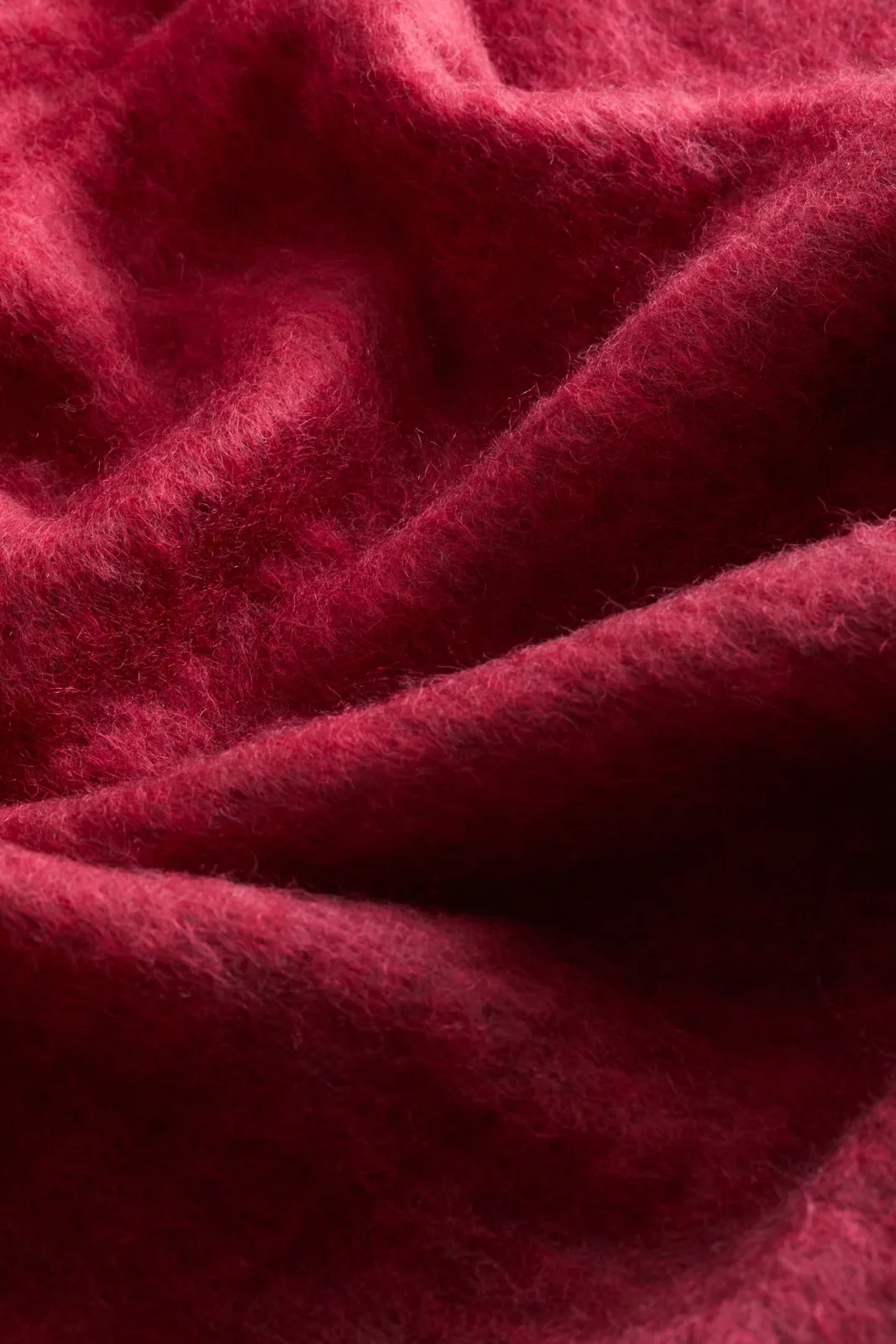 Мохеровый плед H&M с бахромой, размер 130х170 см, цвет красный - 1338615001 ракурс 2