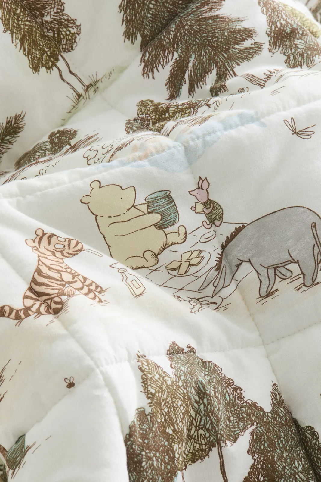 Хлопковое двухстороннее покрывало H&M - с персонажами из Винни-Пуха (Winnie the Pooh Disney), размер 180х250 см, цвет светло-зеленый - 1328360001 ракурс 5