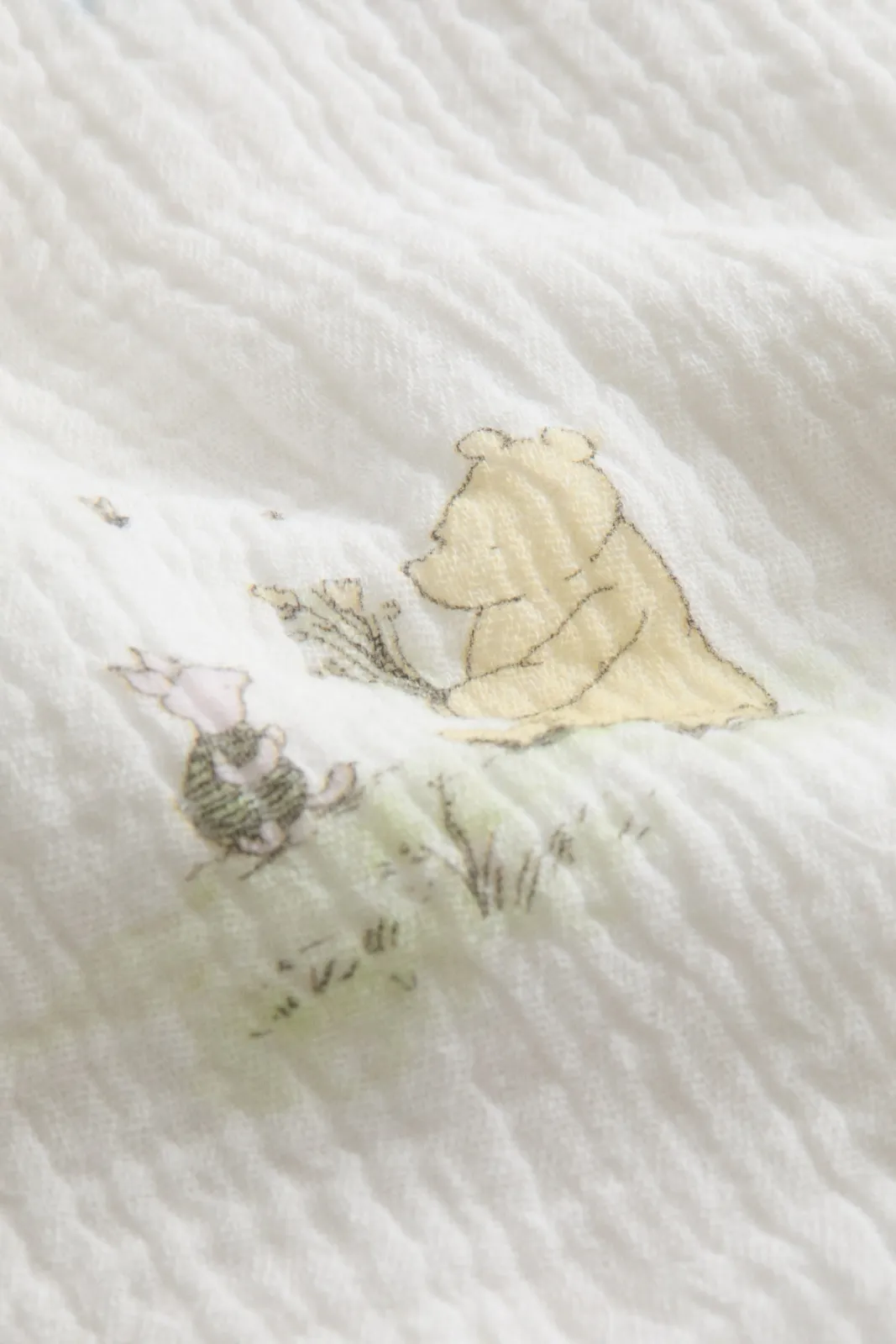Муслиновое одеяло H&M - с персонажами из Винни-Пуха (Winnie the Pooh Disney), размер 100х150 см, цвет светло-зеленый - 1328404001