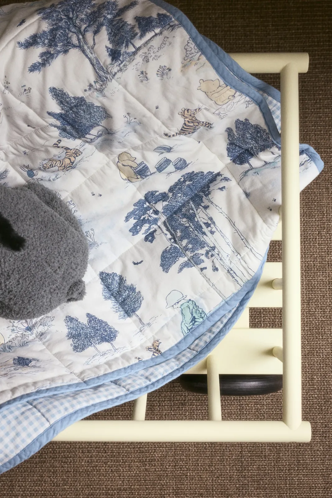 Хлопковое двухстороннее покрывало H&M - с персонажами из Винни-Пуха (Winnie the Pooh Disney), размер 180х250 см, цвет светло-голубой - 1328360002 ракурс 6