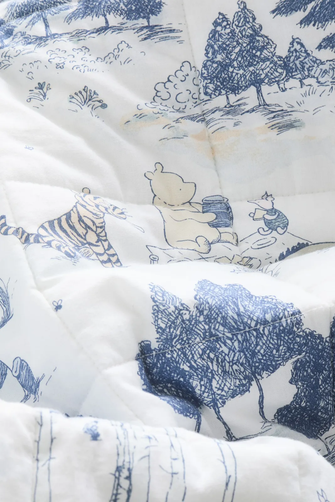 Хлопковое двухстороннее покрывало H&M - с персонажами из Винни-Пуха (Winnie the Pooh Disney), размер 180х250 см, цвет светло-голубой - 1328360002 ракурс 2