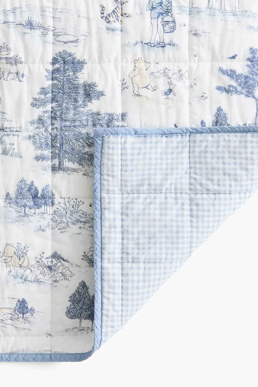 Хлопковое двухстороннее покрывало H&M - с персонажами из Винни-Пуха (Winnie the Pooh Disney), размер 180х250 см, цвет светло-голубой - 1328360002