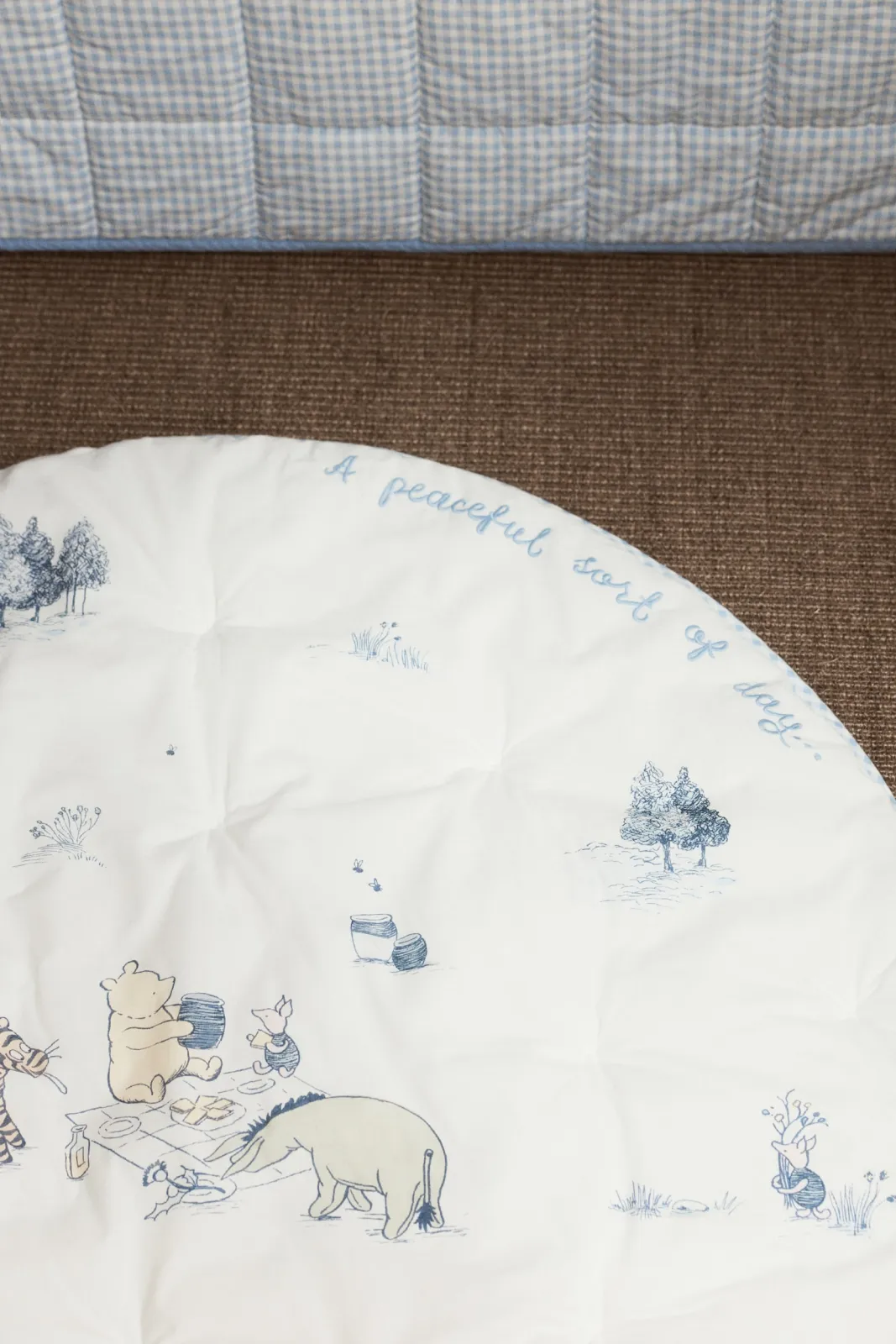 Хлопковый детский коврик H&M - с персонажами из Винни-Пуха (Winnie the Pooh Disney), размер 100 см, цвет светло-голубой - 1328478002 ракурс 5
