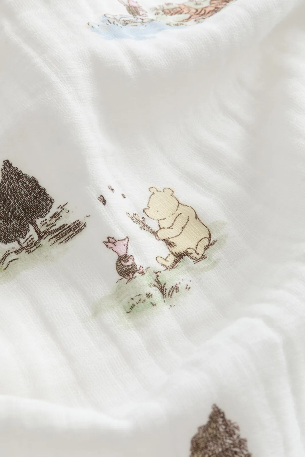 Детское муслиновое одеяло H&M - с персонажами из Винни-Пуха (Winnie the Pooh Disney), размер 90х90 см, цвет светло-зеленый - 1328475001
