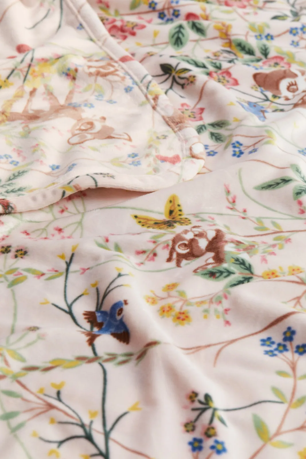 Бархатное одеяло H&M - с персонажами из Бэмби (Bambi Disney), размер 100х150 см, цвет светло-бежевый - 1256109001 ракурс 3