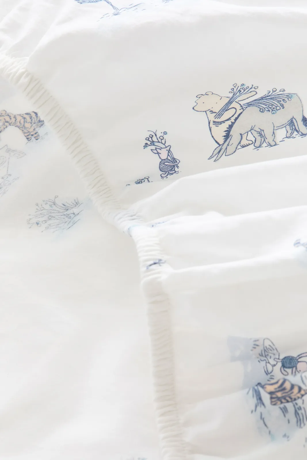 Простыня из хлопкового перкаля H&M - с персонажами из Винни-Пуха (Winnie the Pooh Disney), размер 90х200 см, цвет светло-голубой - 1328357002 ракурс 3