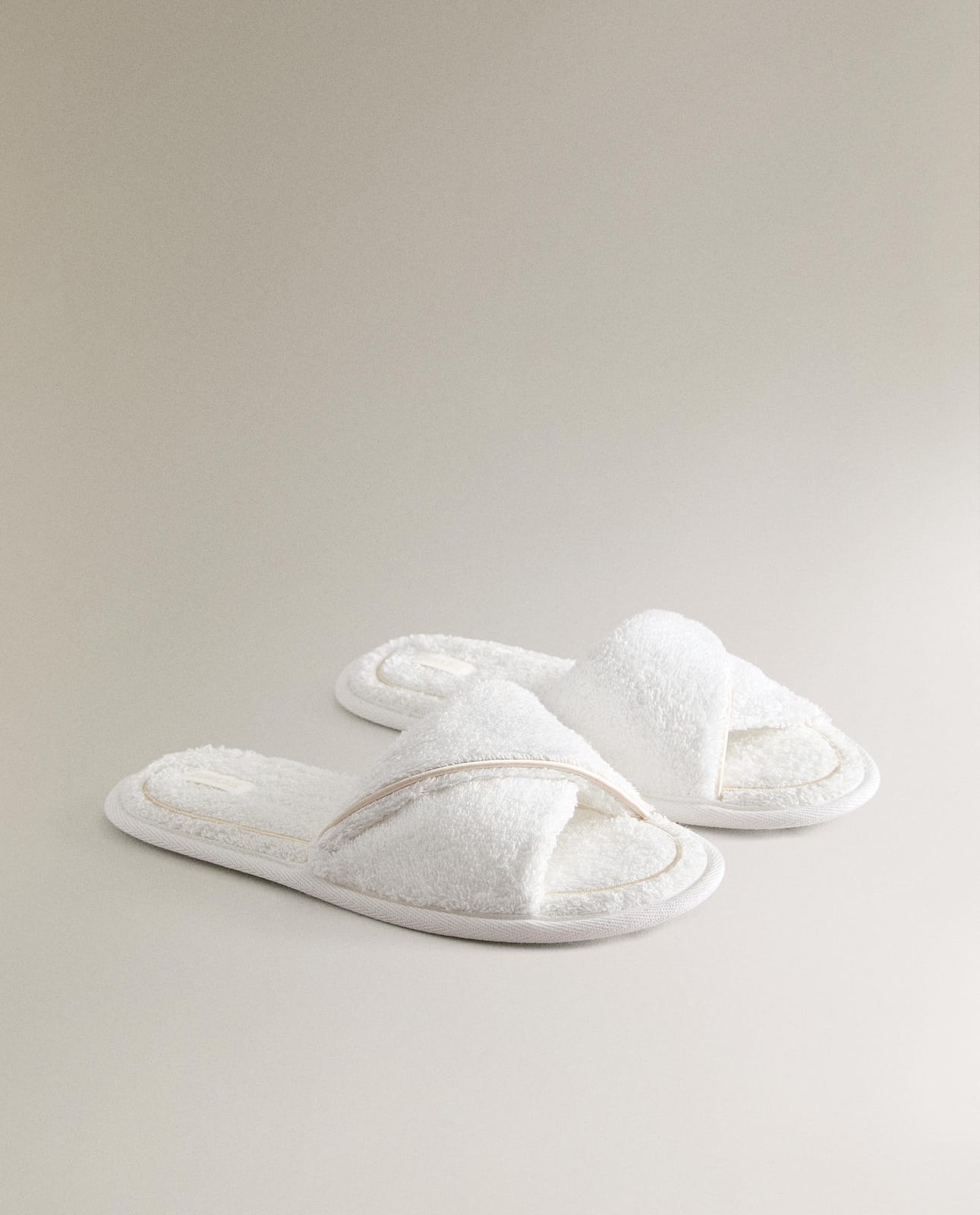 ZARA HOME ТАПОЧКИ ИЗ МАХРОВОЙ ТКАНИ С КОНТРАСТНОЙ ОТДЕЛКОЙ ракурс 3