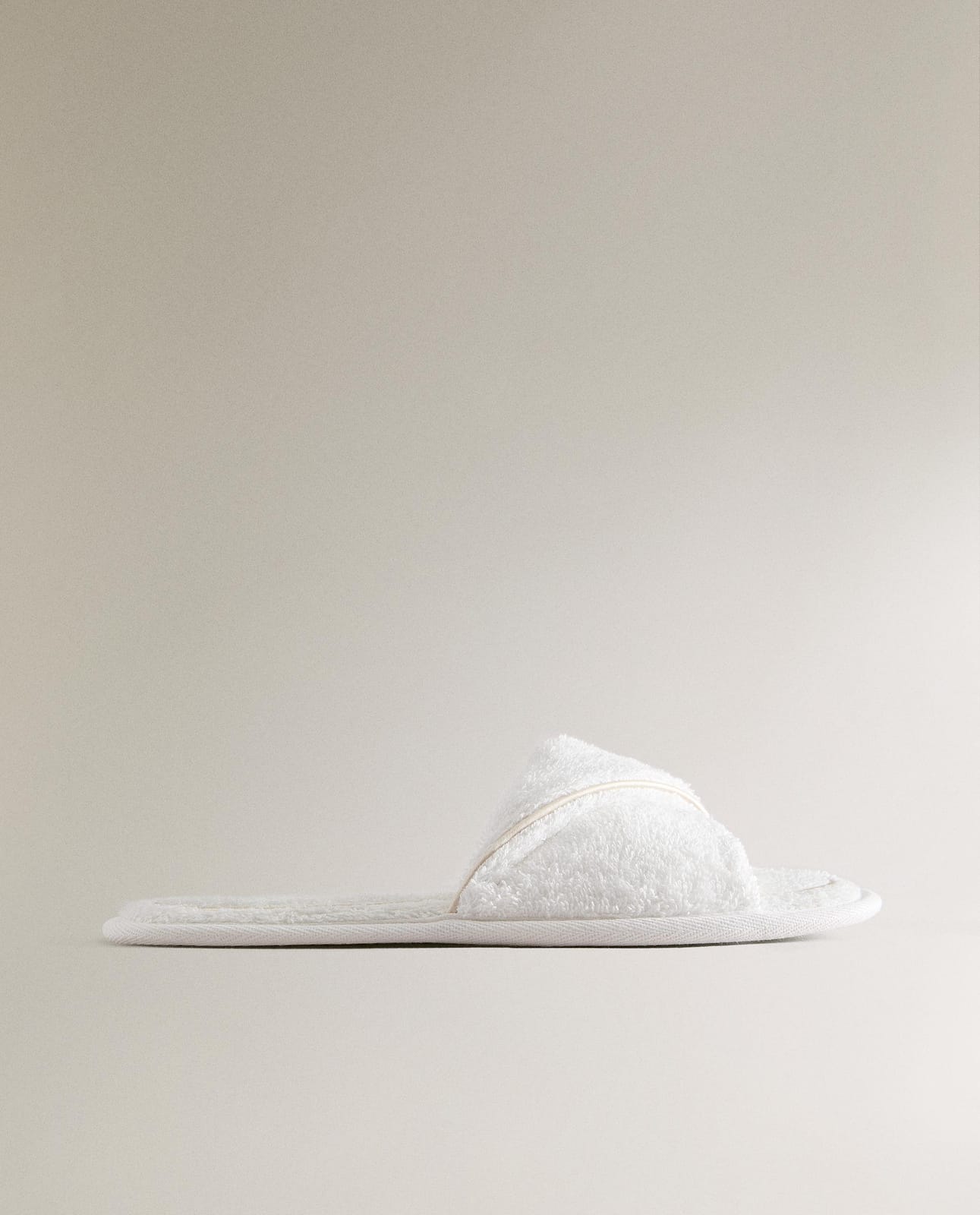 Тапочки ZARA HOME шлепанцы махровые с контрастной окантовкой белый 36