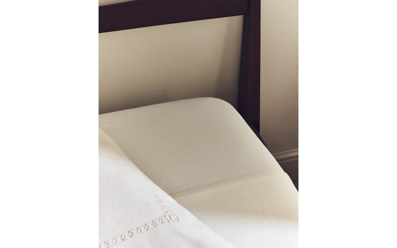 ZARA HOME ПРОСТЫНЯ НА РЕЗИНКЕ ИЗ ЛЬНА С МЕРЕЖКОЙ ракурс 6