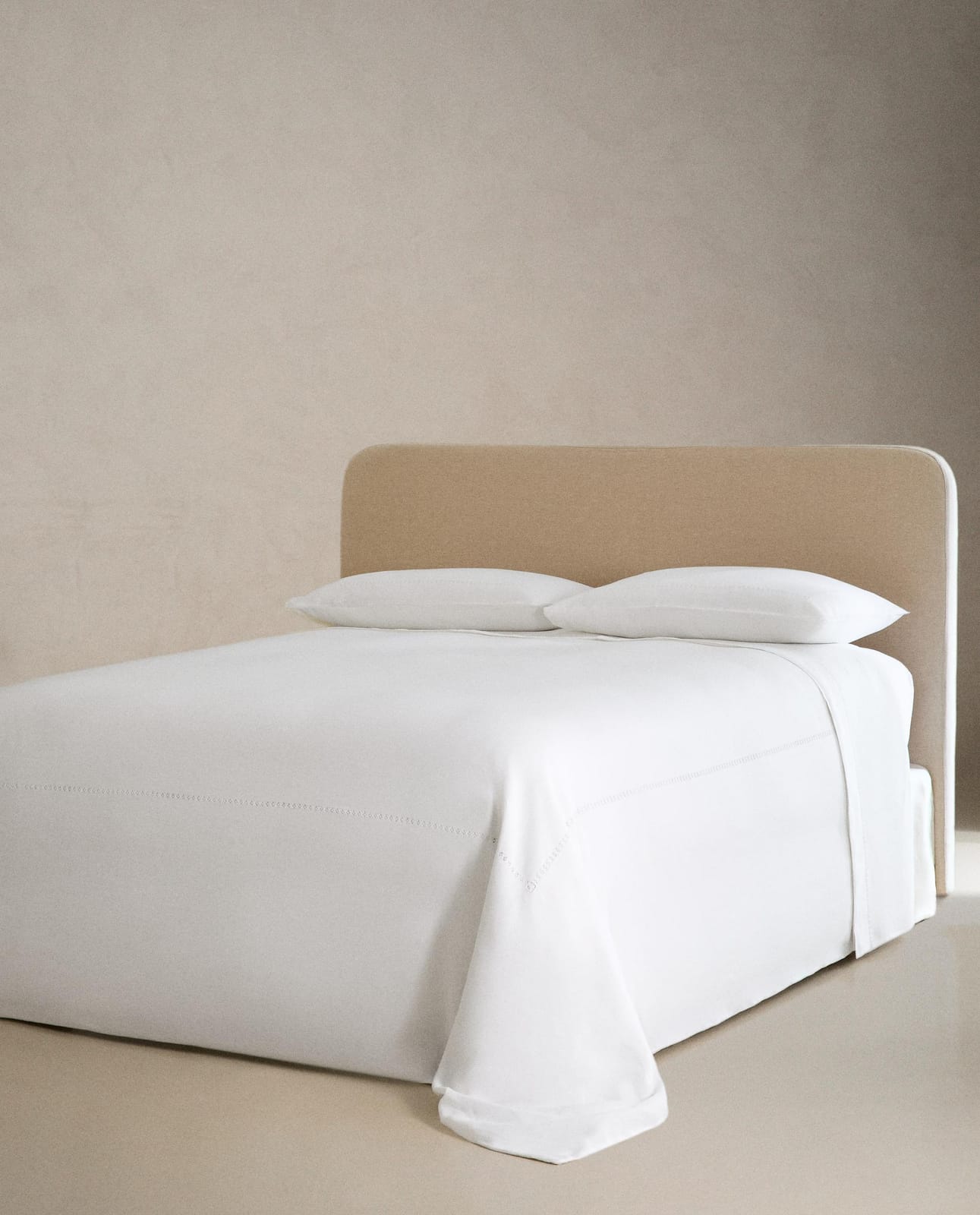 ZARA HOME ПРОСТЫНЯ НА РЕЗИНКЕ ИЗ ЛЬНА С МЕРЕЖКОЙ ракурс 2