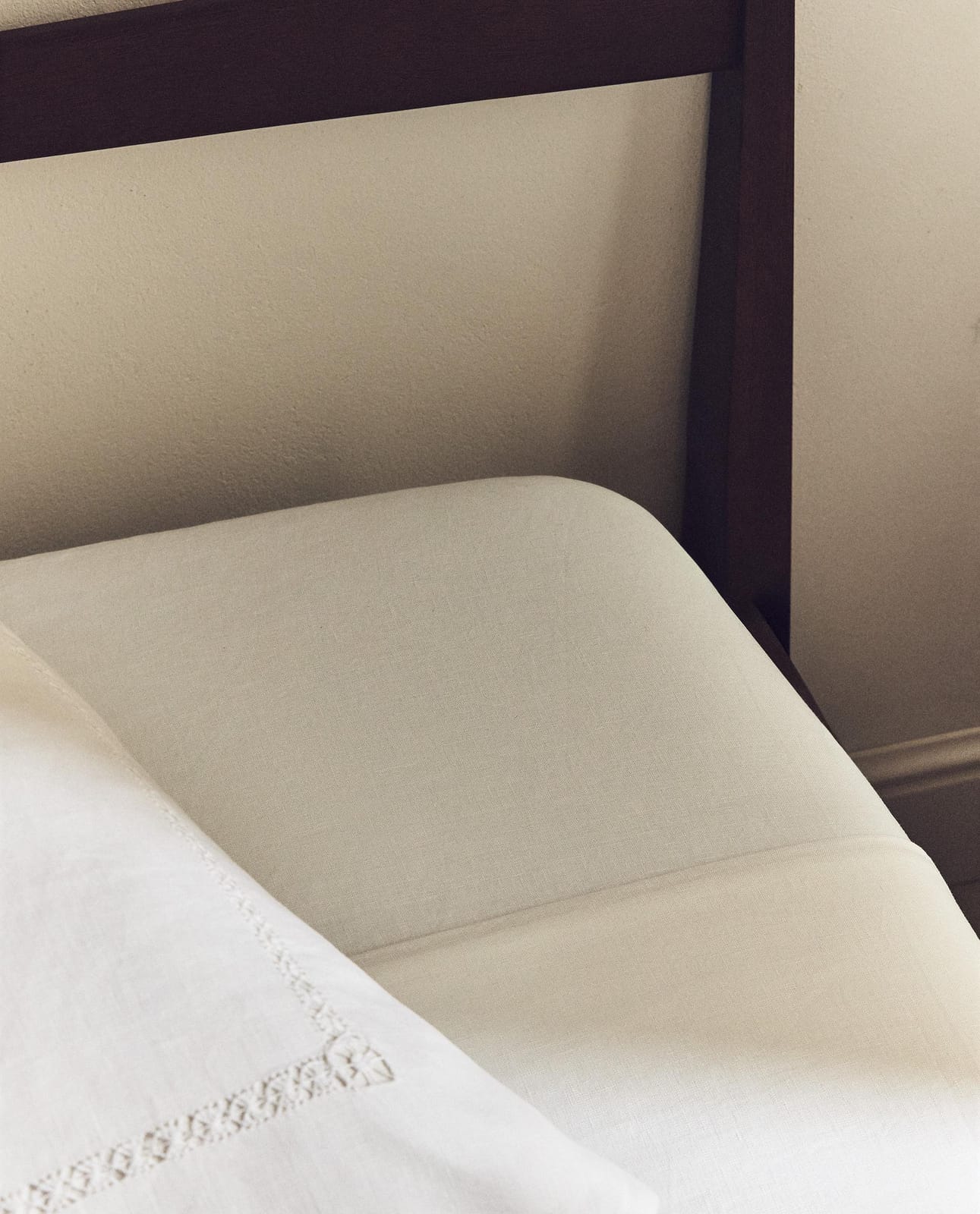 ZARA HOME ПРОСТЫНЯ НА РЕЗИНКЕ ИЗ ЛЬНА С МЕРЕЖКОЙ ракурс 7