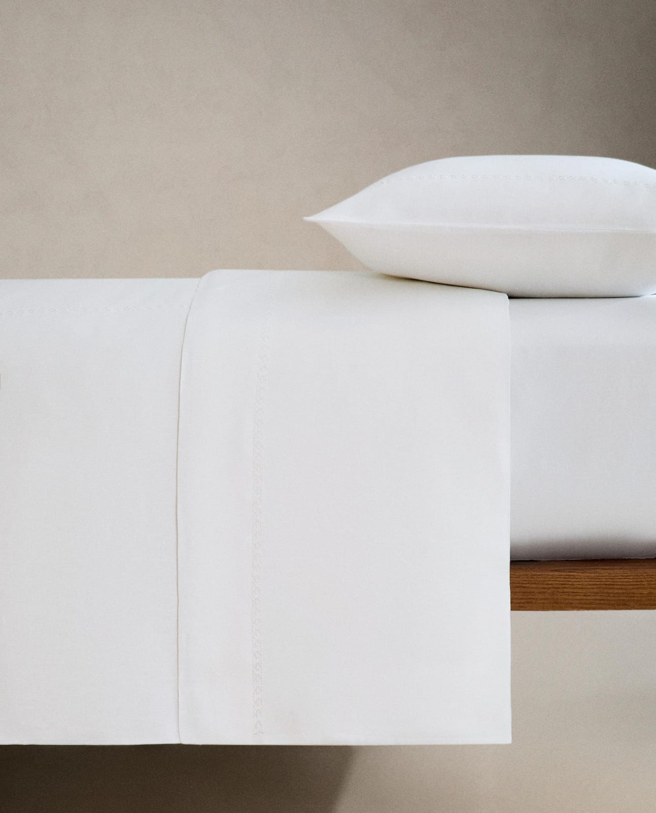 ZARA HOME ПРОСТЫНЯ НА РЕЗИНКЕ ИЗ ЛЬНА С МЕРЕЖКОЙ ракурс 4