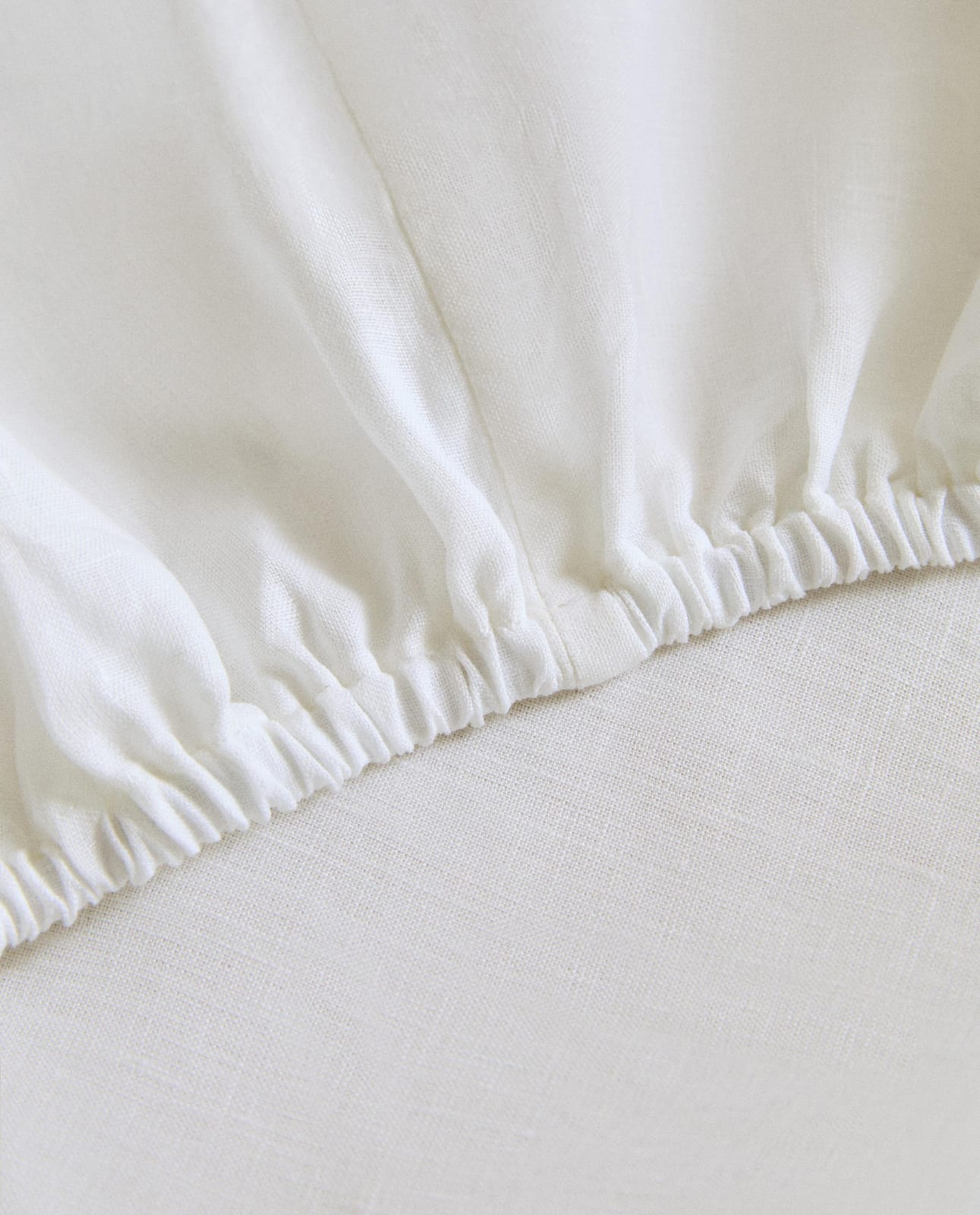 ZARA HOME ПРОСТЫНЯ НА РЕЗИНКЕ ИЗ ЛЬНА С МЕРЕЖКОЙ ракурс 3