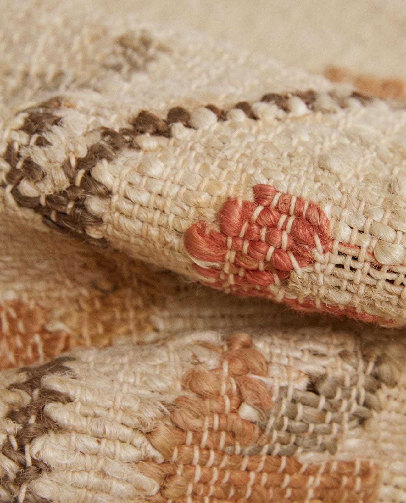 ZARA HOME DYWAN Z JUTY W KWIATY ракурс 2