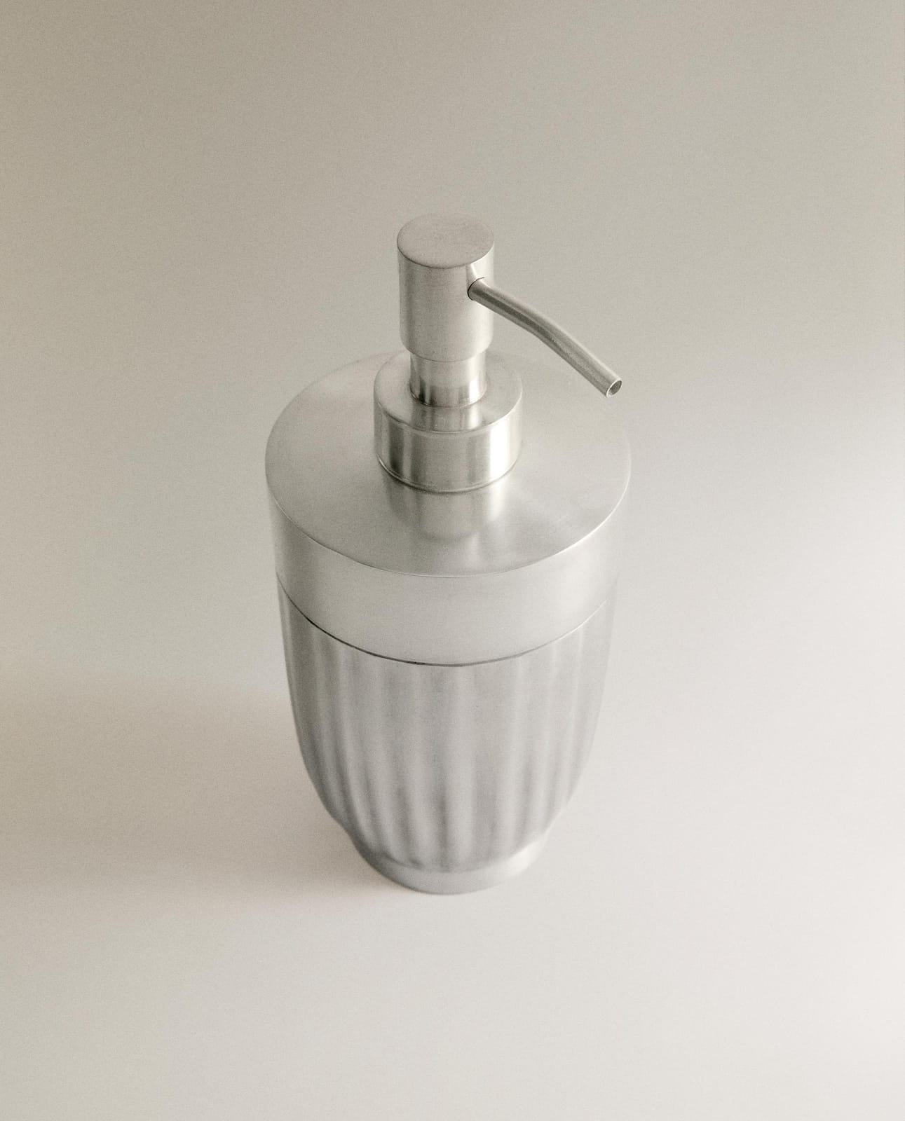 ZARA HOME МЕТАЛЛИЧЕСКИЙ ДОЗАТОР ДЛЯ МЫЛА С ВОЛНИСТЫМ УЗОРОМ ракурс 6