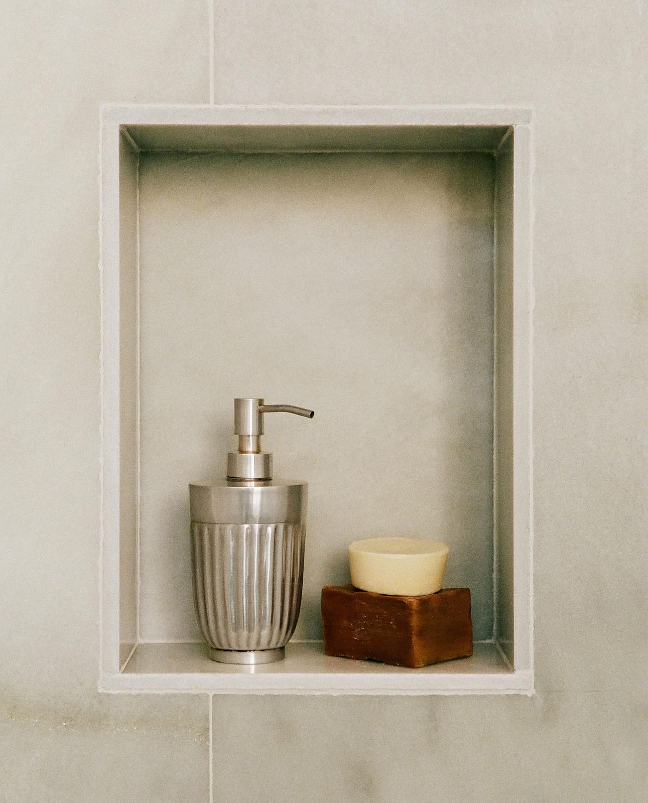 ZARA HOME МЕТАЛЛИЧЕСКИЙ ДОЗАТОР ДЛЯ МЫЛА С ВОЛНИСТЫМ УЗОРОМ ракурс 8
