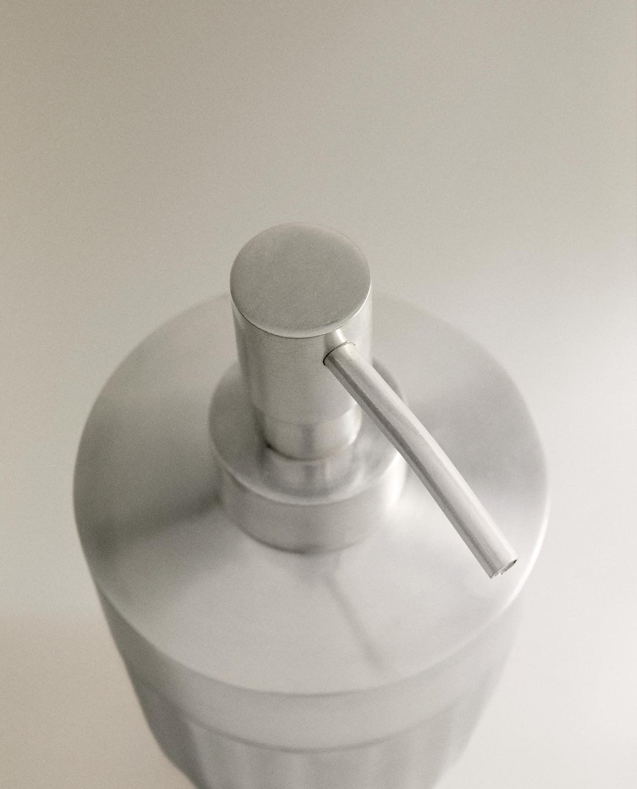 ZARA HOME МЕТАЛЛИЧЕСКИЙ ДОЗАТОР ДЛЯ МЫЛА С ВОЛНИСТЫМ УЗОРОМ ракурс 5