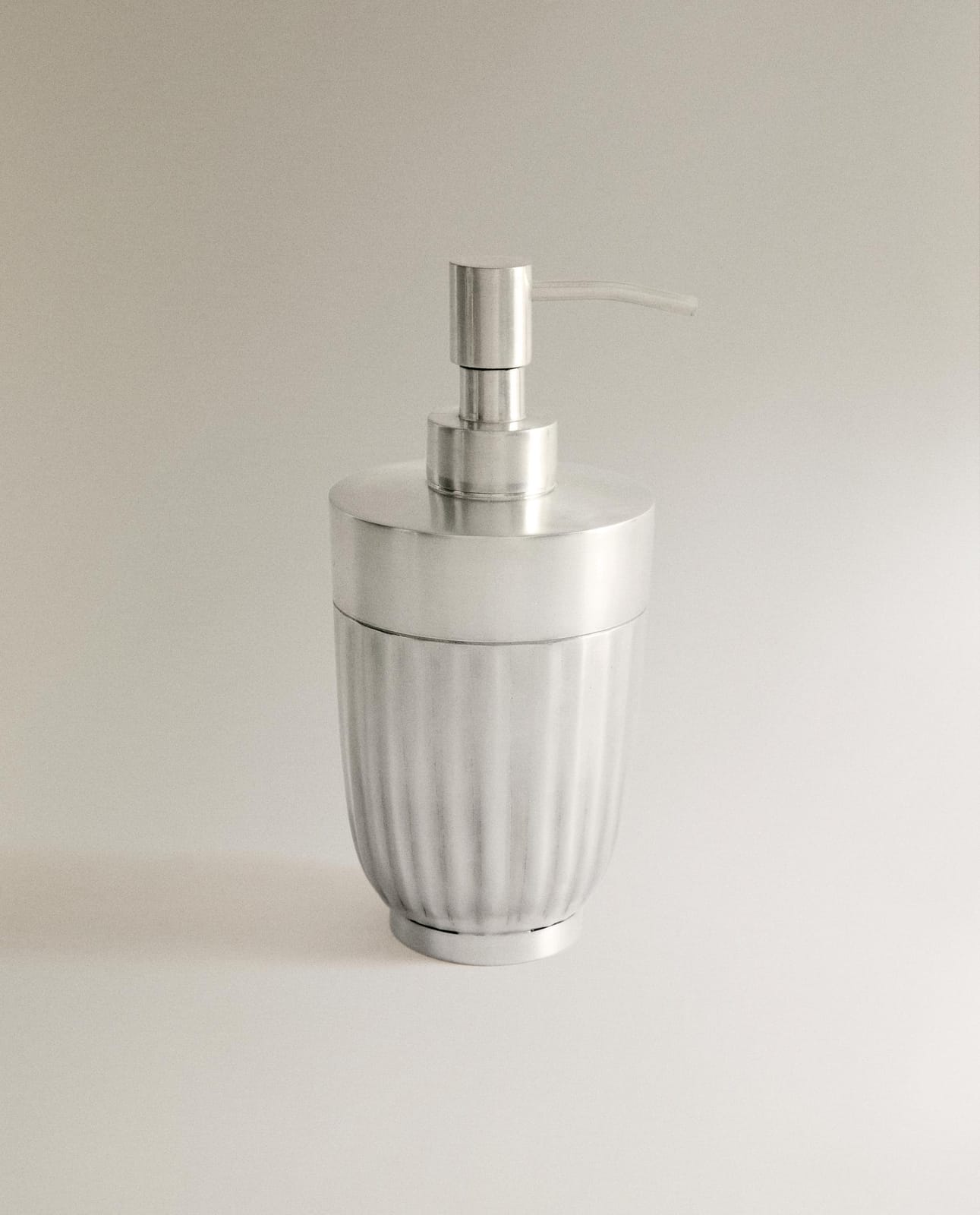 Дозатор для жидкого мыла ZARA HOME металлический дозатор для мыла с волнистым узором SREBRNY 17.5 x 8 x 8 см