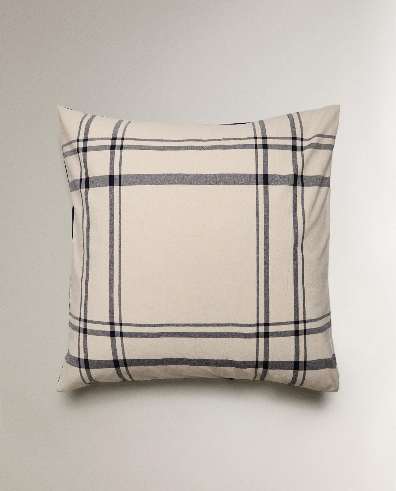 ZARA HOME ДВУСТОРОННЯЯ НАВОЛОЧКА НА ПОДУШКУ В КЛЕТКУ ракурс 6
