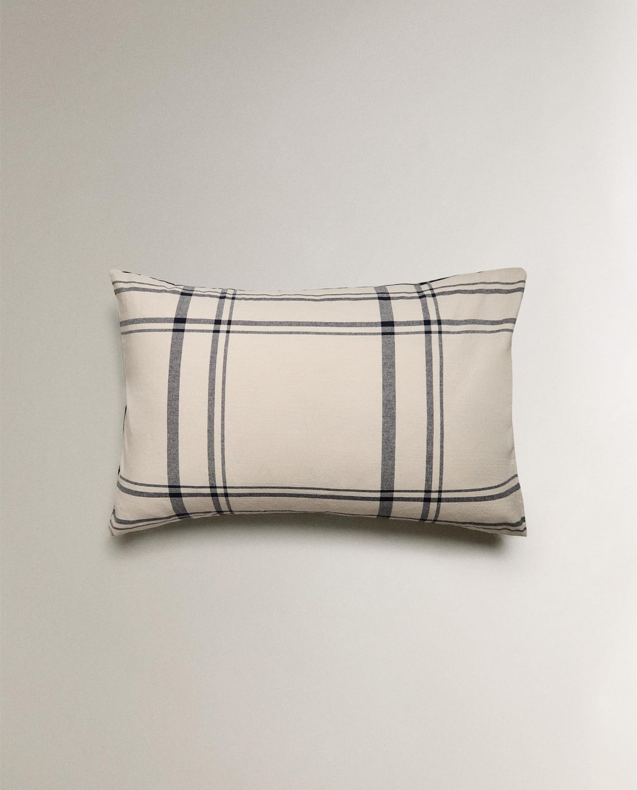 ZARA HOME ДВУСТОРОННЯЯ НАВОЛОЧКА НА ПОДУШКУ В КЛЕТКУ ракурс 4