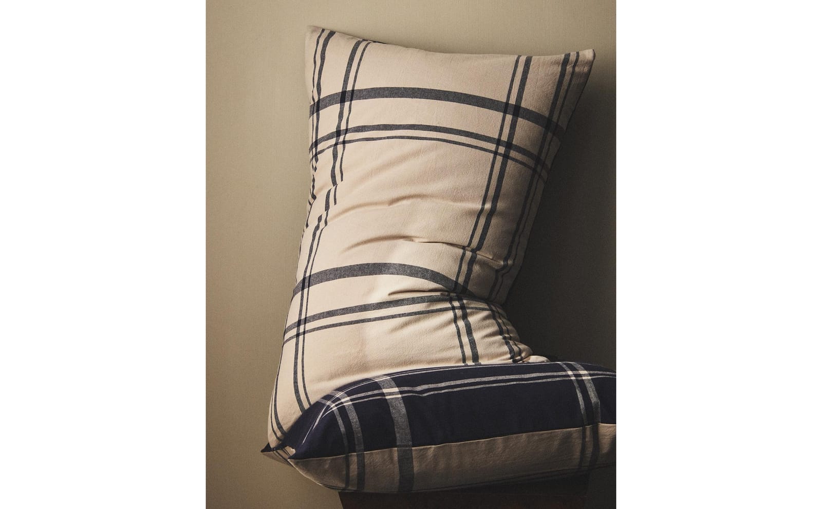 ZARA HOME ДВУСТОРОННЯЯ НАВОЛОЧКА НА ПОДУШКУ В КЛЕТКУ ракурс 9