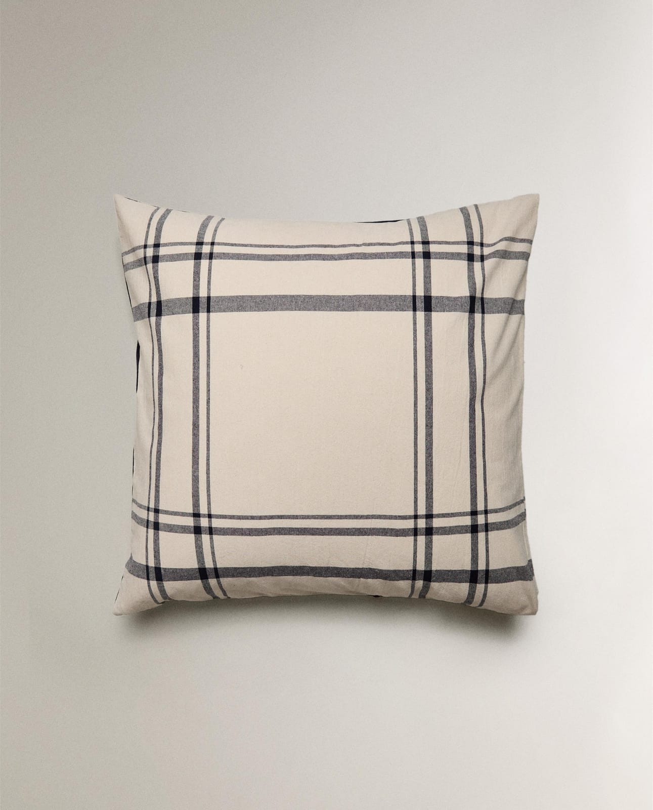 ZARA HOME ДВУСТОРОННЯЯ НАВОЛОЧКА НА ПОДУШКУ В КЛЕТКУ ракурс 5