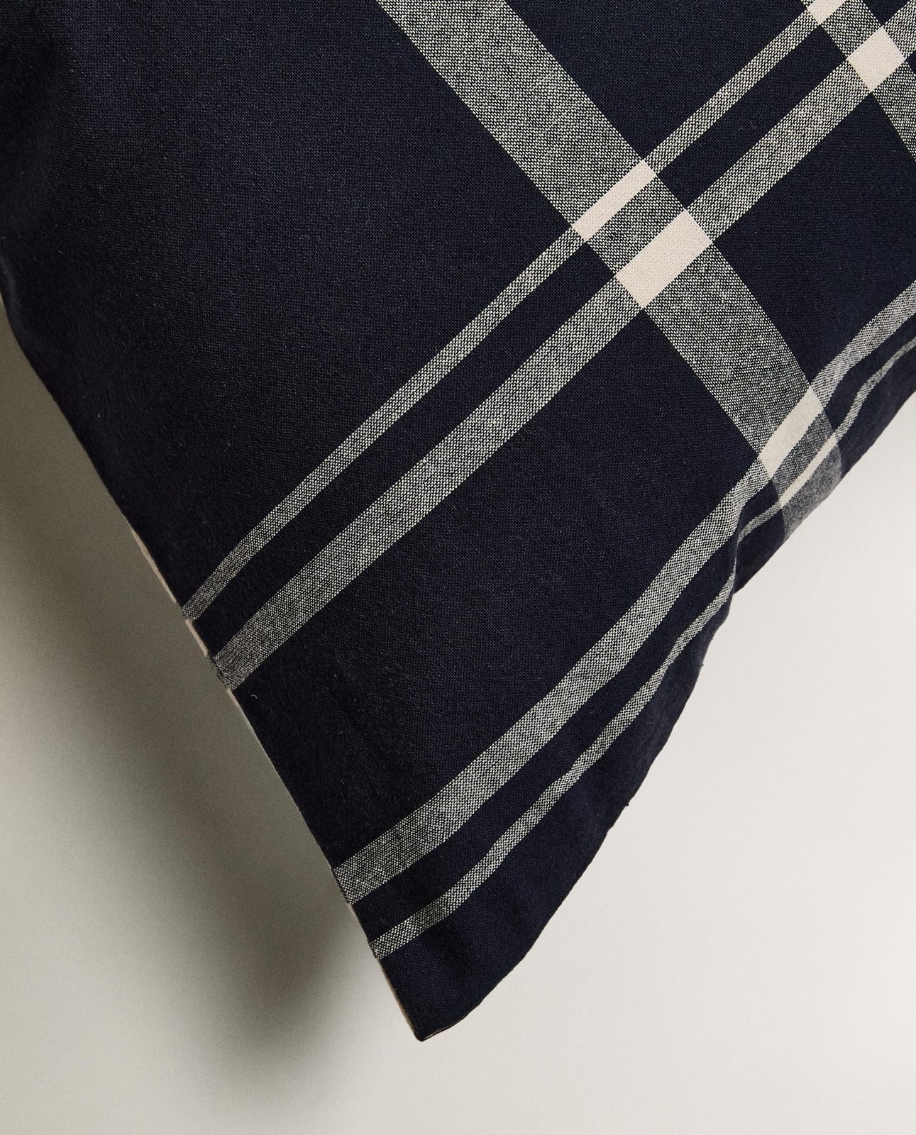 ZARA HOME ДВУСТОРОННЯЯ НАВОЛОЧКА НА ПОДУШКУ В КЛЕТКУ ракурс 2