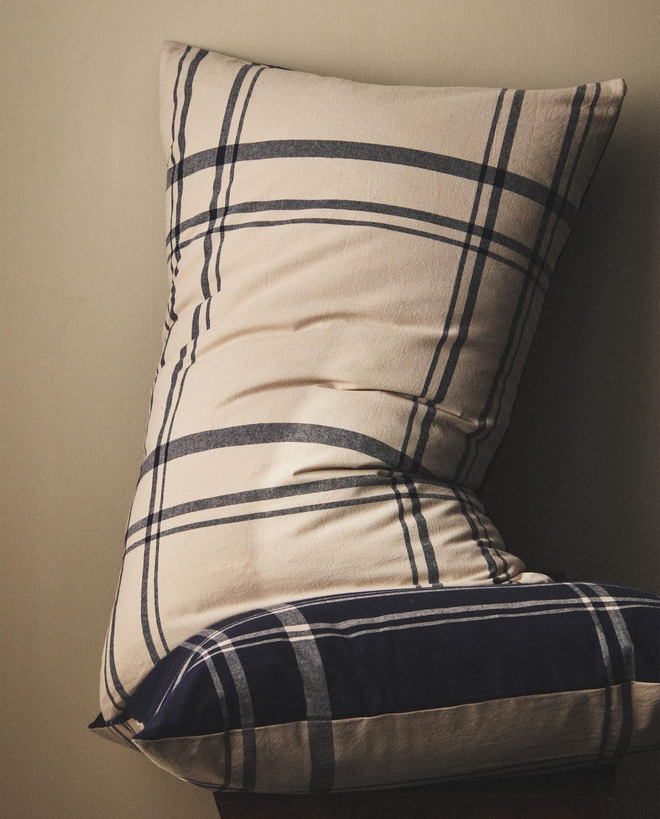 ZARA HOME ДВУСТОРОННЯЯ НАВОЛОЧКА НА ПОДУШКУ В КЛЕТКУ ракурс 8