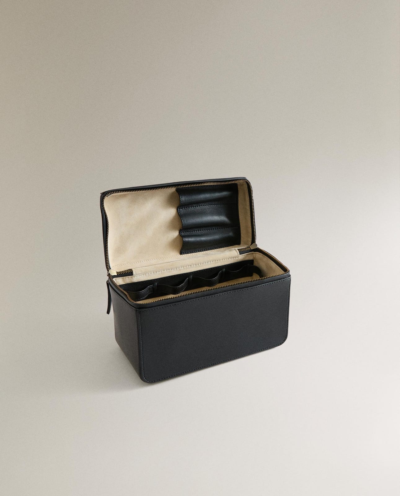 ZARA HOME КОЖАНАЯ КОСМЕТИЧКА ТИПА ЧЕМОДАНЧИК ракурс 3