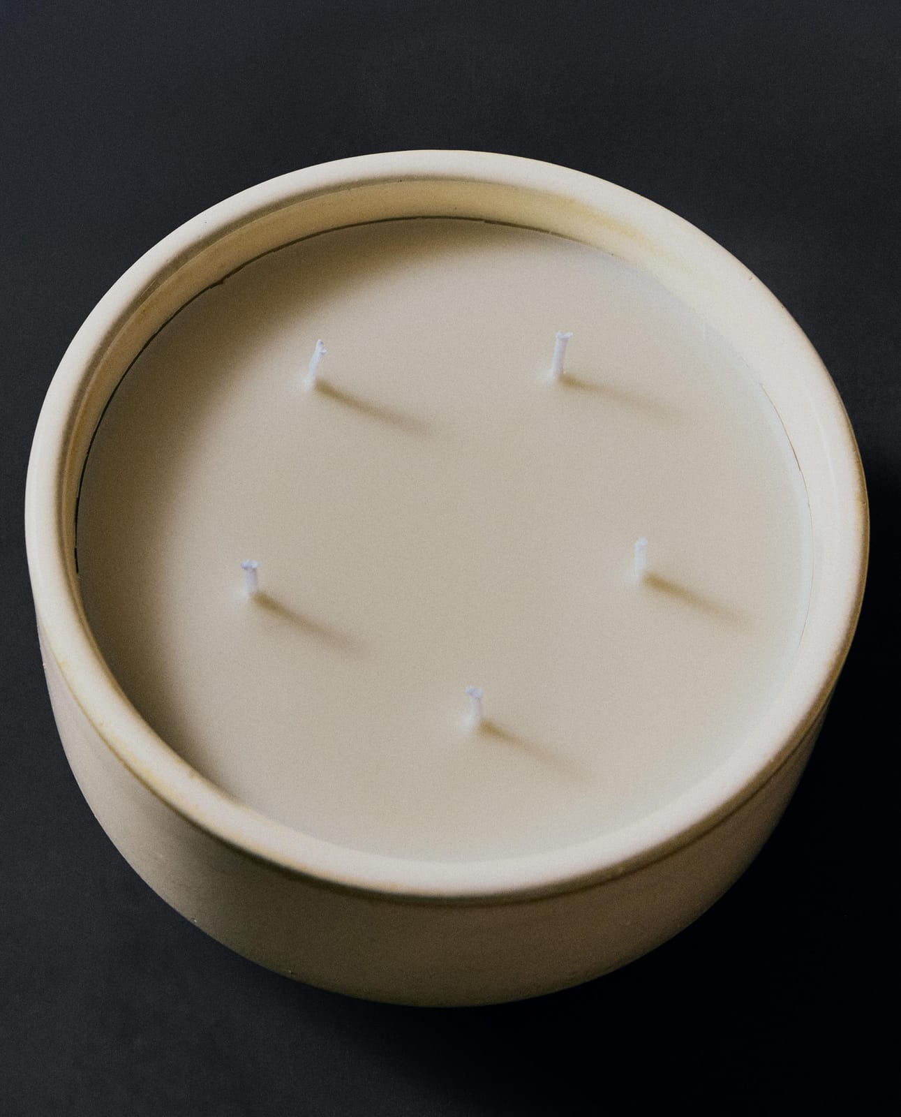 ZARA HOME (700 г) Ароматическая свеча SALTY BUTTER CROISSANT ракурс 8
