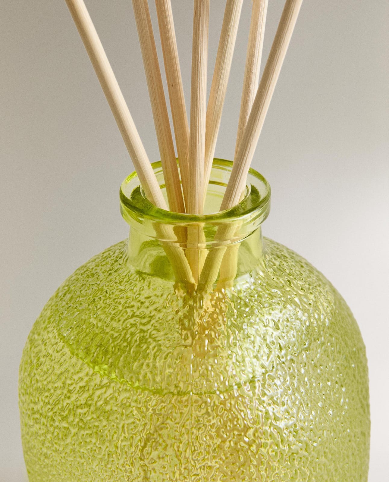 ZARA HOME (435 ML) АРОМАТИЧЕСКИЕ ПАЛОЧКИ LIME & PEPPERMINT ракурс 4