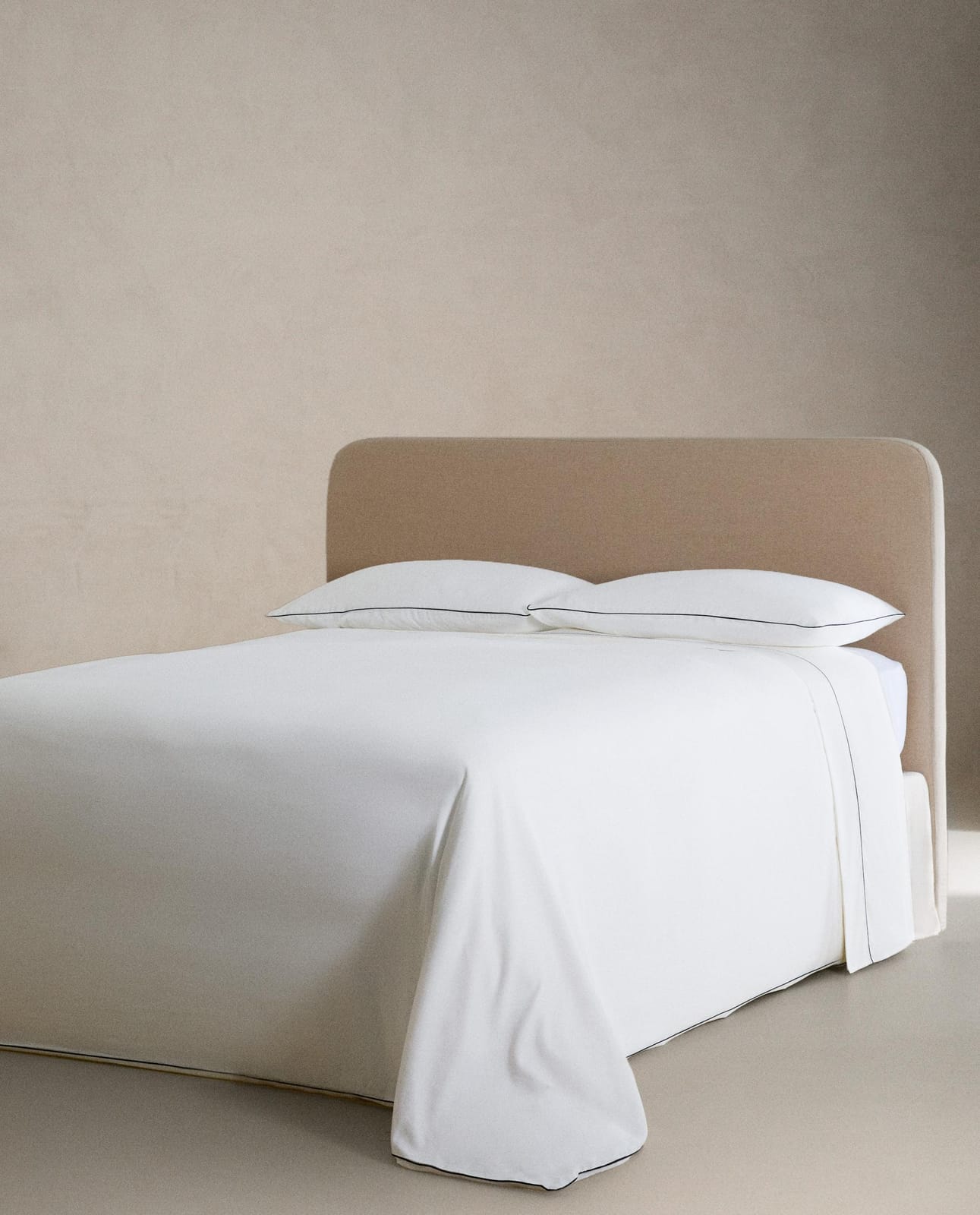 ZARA HOME САТИНОВАЯ НАВОЛОЧКА НА ОДЕЯЛО С ОБТАЧКОЙ ракурс 3