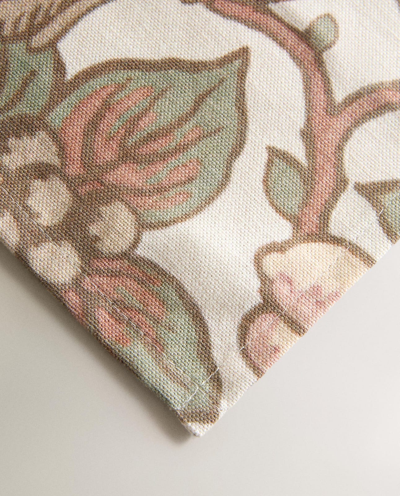 ZARA HOME ХЛОПКОВАЯ СКАТЕРТЬ С УЗОРОМ ИЗ ЦВЕТОВ И ПТИЦ ракурс 3