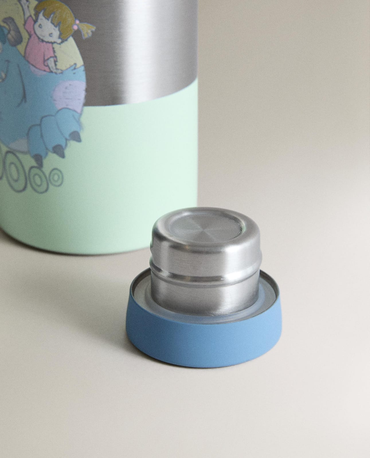 ZARA HOME СТАЛЬНАЯ БУТЫЛКА ДЛЯ ДЕТЕЙ КОРПОРАЦИЯ МОНСТРОВ ©DISNEY/PIXAR ракурс 2