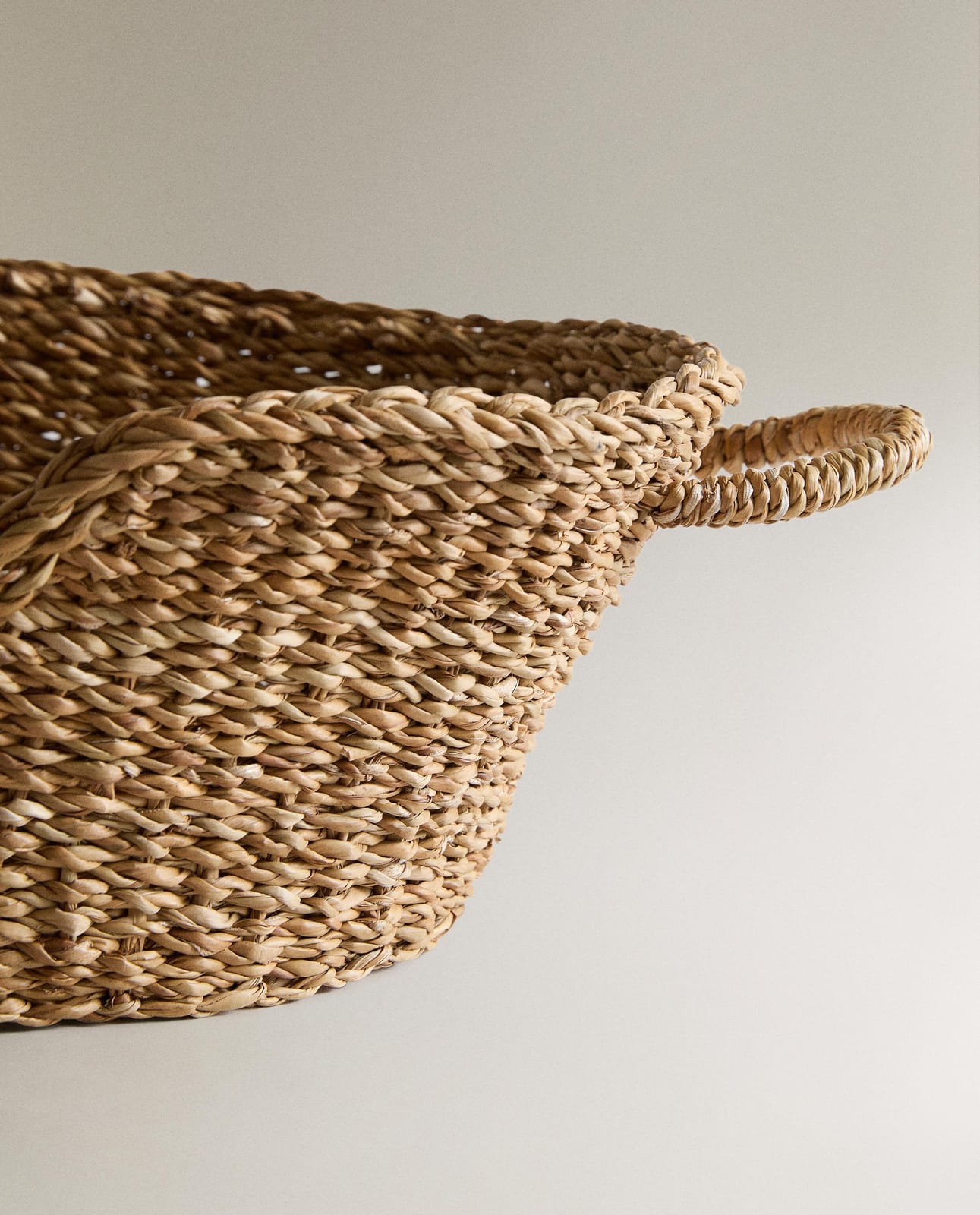 ZARA HOME ЛЕЖАНКА ДЛЯ ЖИВОТНЫХ ИЗ МОРСКОЙ ТРАВЫ ракурс 3