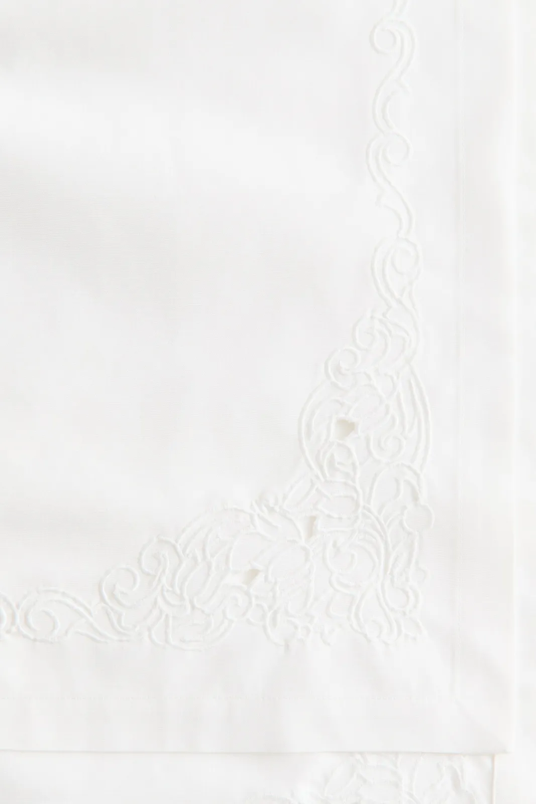 Скатерть-дорожка H&M с вышивкой, размер 45х150 см, цвет белый - 1335602001 ракурс 5