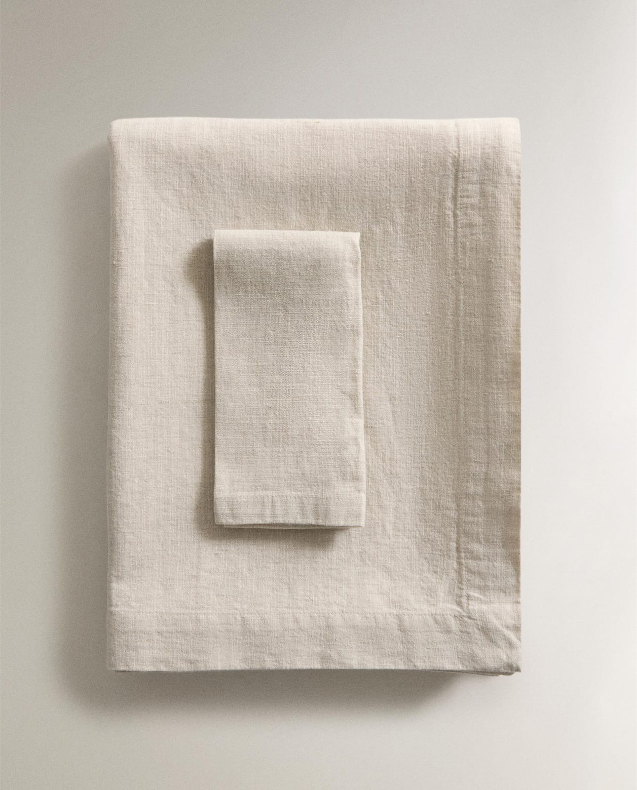ZARA HOME СКАТЕРТЬ ИЗ ЛЬНА С ЭФФЕКТОМ ВЫЦВЕТАНИЯ ракурс 4